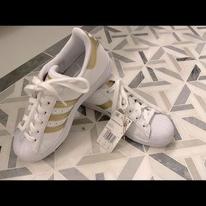 NWT Size 6.5 (fits like 7.5) Adidas Superstar with gold stripes